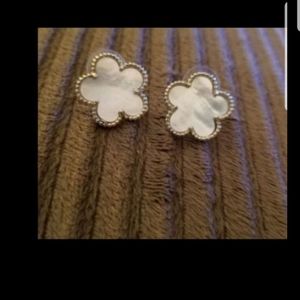 Clover cleef earrings stud. Mother pearl